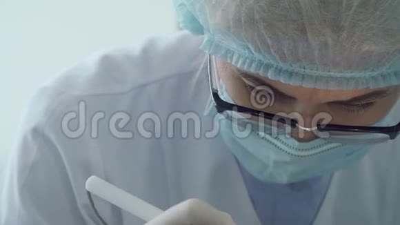 皮肤科医生用激光在病人皮肤上灼烧痣视频的预览图