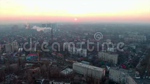 敖德萨市上空的日落充满了热气锅炉房的烟雾和蒸汽视频的预览图