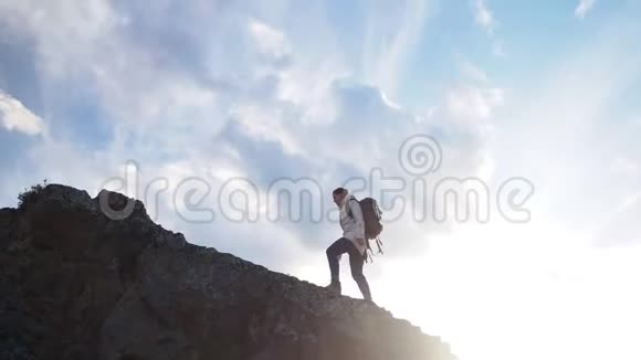 徒步旅行和旅行女人去山顶视频的预览图