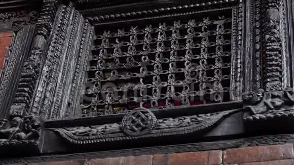 尼泊尔传统建筑中雕刻的木制元素尼泊尔正宗当地建筑装饰视频的预览图