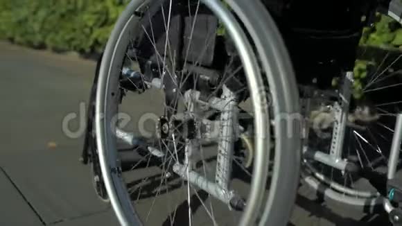 在公园里追踪轮椅的镜头视频的预览图
