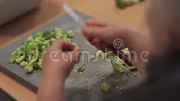 女人用刀切布罗西视频的预览图