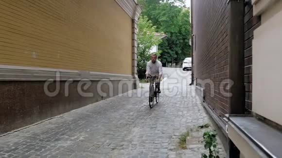 年轻人骑着老式运动自行车上下班的慢镜头视频的预览图