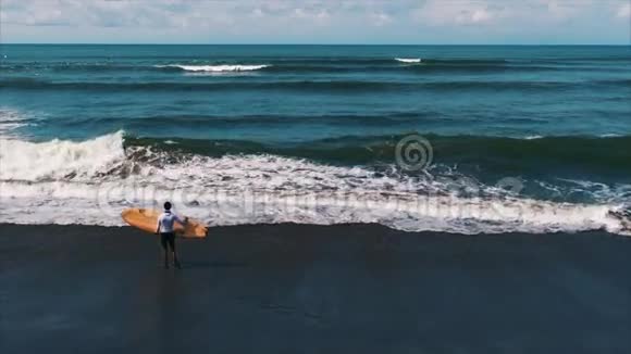 冲浪者带着冲浪板来到大海视频的预览图