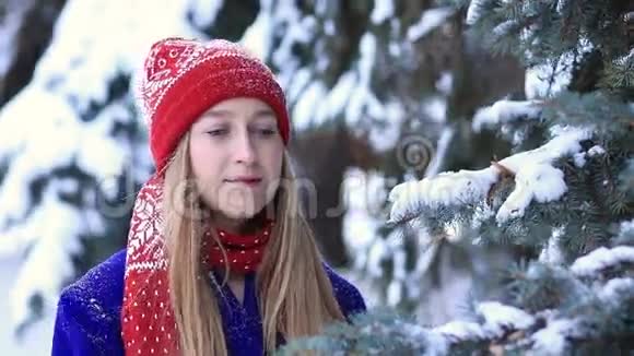 冬林洗雪的快乐女人视频的预览图