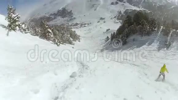 业余滑雪者骑雪山坡搞笑失败汇编pov视频的预览图