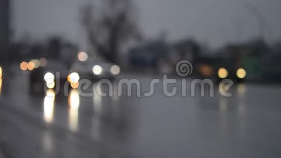 黑暗中的汽车在潮湿的道路上行驶视频的预览图