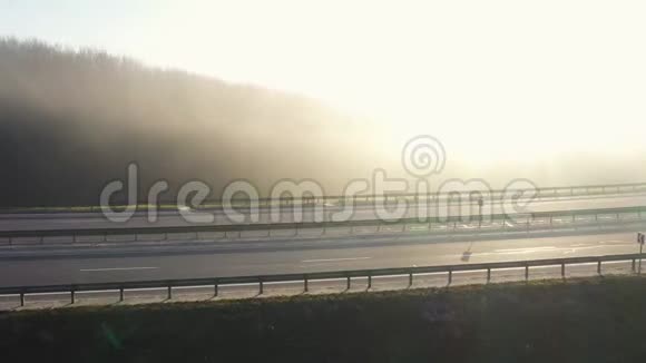 从汽车行驶的道路的高度来看道路笼罩在雾中视频的预览图
