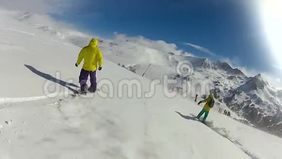 极限朋友乘雪板下雪山坡主动休闲视频的预览图