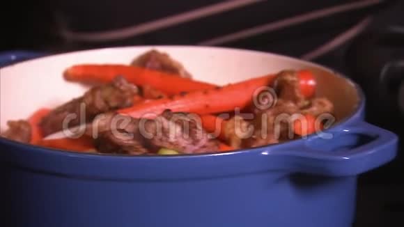 把一碗肉和胡萝卜挤开视频的预览图