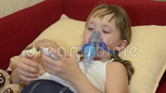 儿童医院生病的孩子打电话女孩吸入蒸汽治疗视频的预览图
