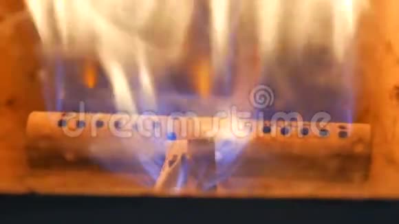 一个燃烧着火焰的旧煤气壁炉的景色近景视频的预览图