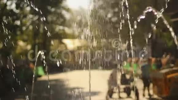 孩子们骑自行车在中央公园买冰淇淋暑假假期视频的预览图