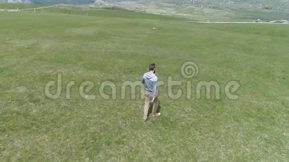 人在草地上行走视频的预览图