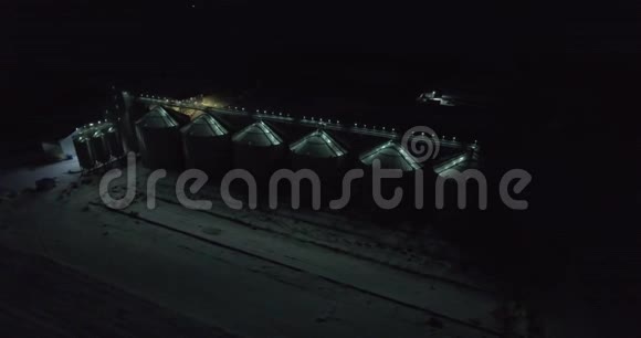 冬季夜晚的电梯和工厂视频的预览图