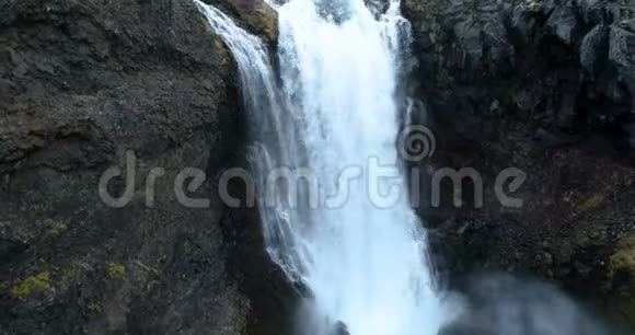 在冰岛飞过令人难以置信的瀑布视频的预览图