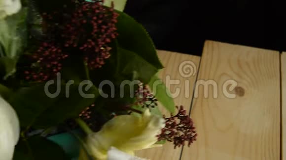 一个女人把一个木箱放在木板上上面有一个漂亮的花饰视频的预览图