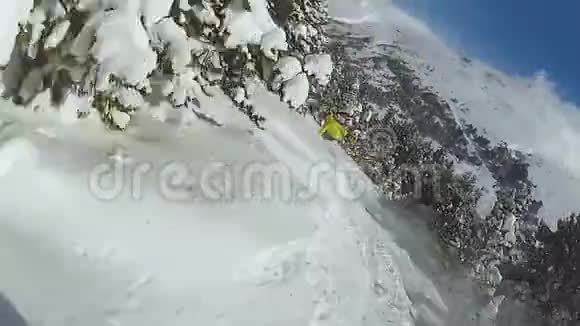业余滑雪者的滑稽崩溃朋友们玩得开心寒假视频的预览图