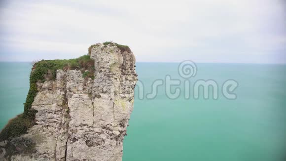 一望无际的碧海之上的孤崖飞鸟宁静的风景视频的预览图