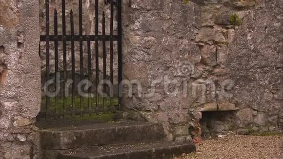 在爱尔兰一座古老的大门和堡垒上倾斜视频的预览图