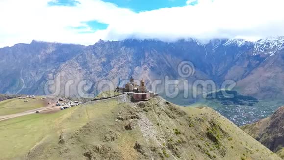 一群徒步旅行者飞过山脉上空的空中视频高加索斯瓦内蒂徒步旅游视频的预览图