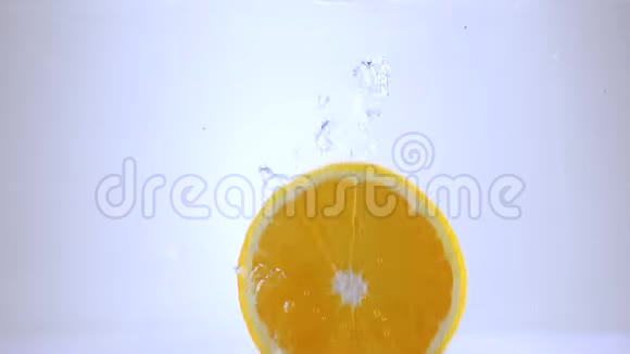 水中鲜橙片慢镜头视频的预览图