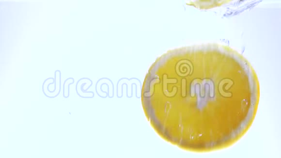 新鲜的柠檬片慢镜头视频的预览图