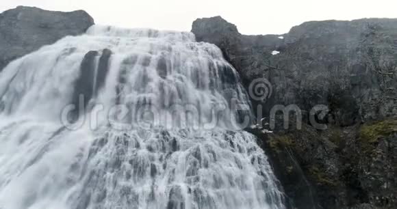 冰岛韦斯特峡湾的大型瀑布视频的预览图