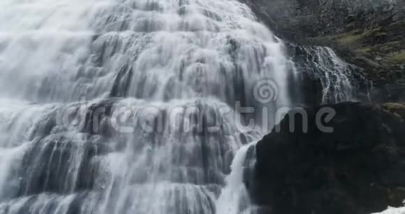 冰岛韦斯特峡湾的大型瀑布视频的预览图