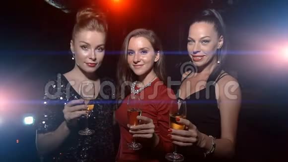 三个女人拿着香槟碰杯视频的预览图