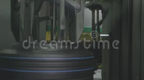 带挂钩的圆形机构旋转橡胶轮胎特写镜头视频的预览图
