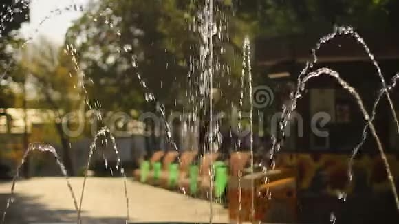 喷泉泼水在绿城公园家庭休息和休闲场所视频的预览图