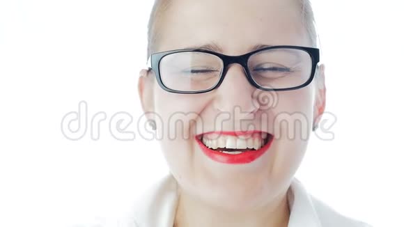 带着红色口红戴眼镜的快乐笑女的慢动作视频视频的预览图