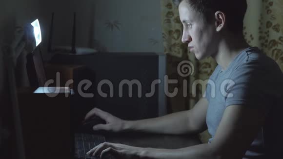 在家玩电脑游戏的人视频的预览图