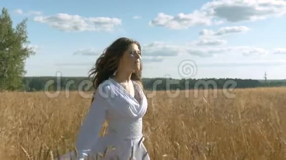 一位穿着白色连衣裙的歌手正在一片麦田里唱歌视频的预览图