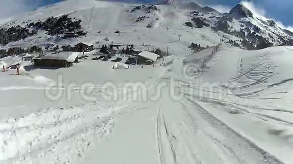 人们在滑雪板上奔跑在山上度假享受有趣的娱乐视频的预览图