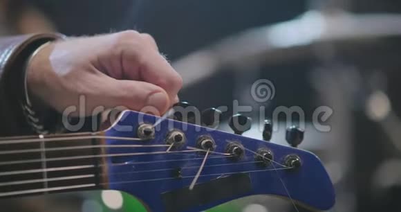 摇滚音乐家在排练时调吉他视频的预览图