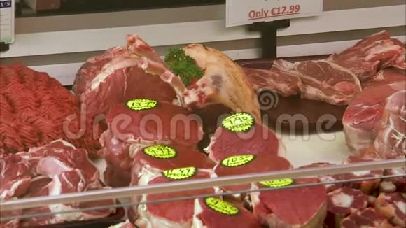 在一个肉店里装饰他的肉视频的预览图