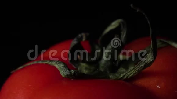 红色多汁番茄的特写镜头黑色背景框架食品概念视频的预览图
