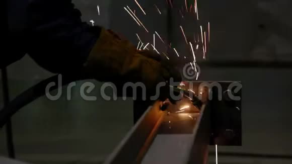 在金属行业工作的焊工工业观视频的预览图