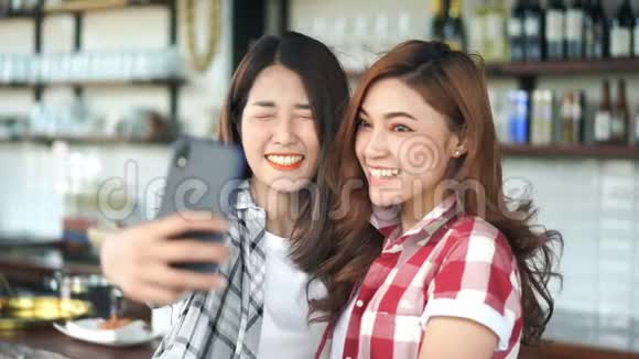 两个快乐的女人在智能手机上自拍视频的预览图