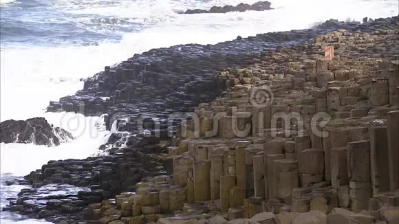 靠近海岸线上的岩石天然石头视频的预览图
