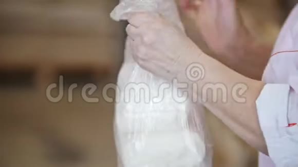 工人把水晶糖装在糖厂的袋子里视频的预览图