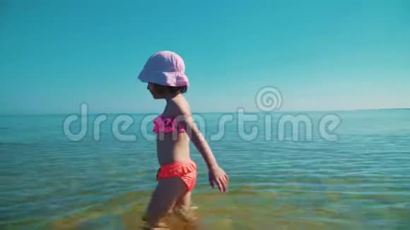 两个穿着泳衣的可爱女孩在海里玩耍视频的预览图