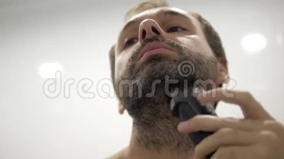 胡子男剃须刀视频的预览图