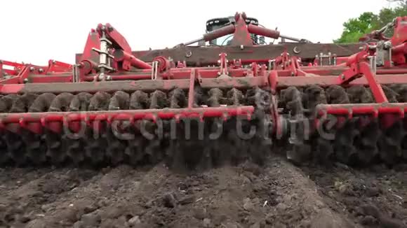 特写拖拉机耕者种挖土拖拉机犁地挖土的自动分蘖视频的预览图