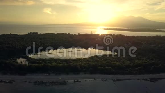 日落时带热带岛屿的美丽海上景观视频的预览图