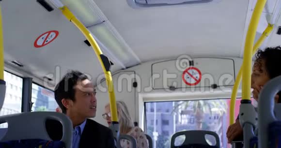 情侣在乘坐4k公交车时在手机上自拍视频的预览图