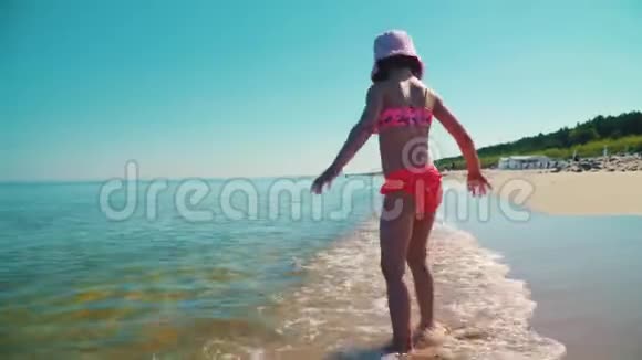 两个穿着泳衣的可爱女孩在海里玩耍视频的预览图