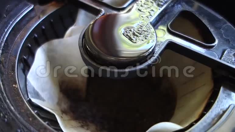 热水滴在咖啡场上视频的预览图